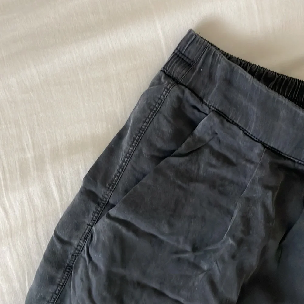 Lululemon women’s pleated shorts with pockets in black size 8